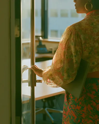 Membre Ballad Club entrant dans un espace de travail