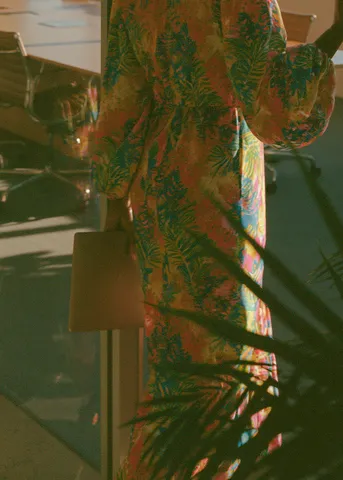 Membre Ballad Club en tenue colorée dans un open space